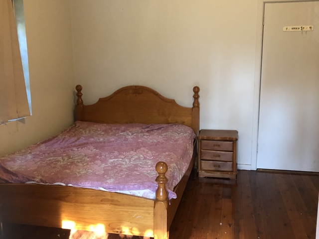 Burwood Large room for rent