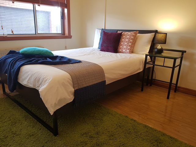Toasty Room for Rent in Avondale Heights Available Now!