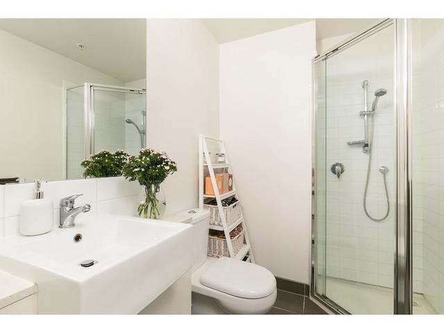 2 spacious rooms for rent, one with balcony