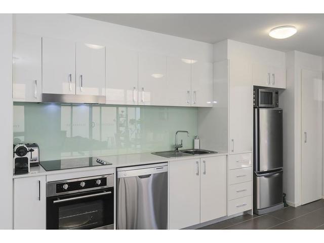 2 spacious rooms for rent, one with balcony