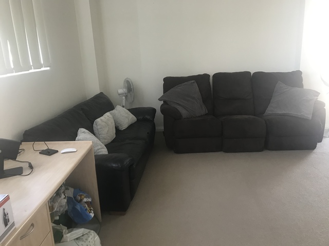 Share room available for 1 girl in parramatta - 1 min away from Trains.