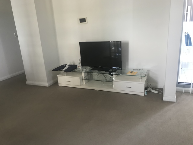 Share room available for 1 girl in parramatta - 1 min away from Trains.