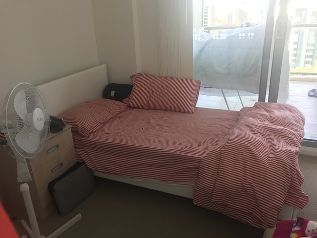 Share room available for 1 girl in parramatta - 1 min away from Trains.