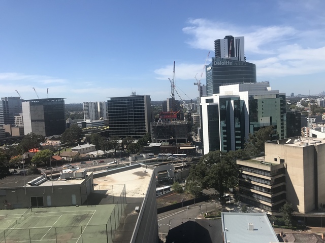 Share room available for 1 girl in parramatta - 1 min away from Trains.