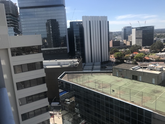 Share room available for 1 girl in parramatta - 1 min away from Trains.