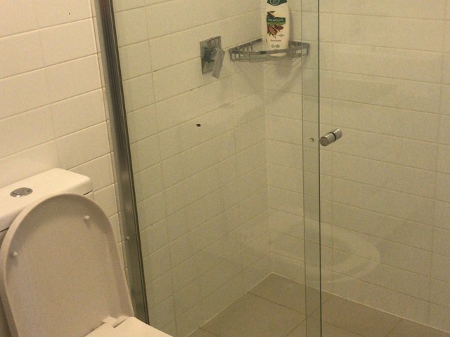 Share room available for 1 girl in parramatta - 1 min away from Trains.