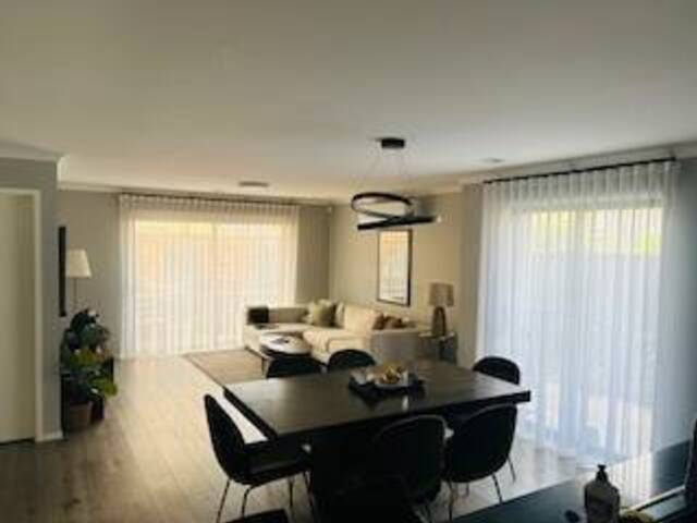 Private bedroom available in a clean and tidy house in Narre Warren South