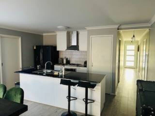 Private bedroom available in a clean and tidy house in Narre Warren South