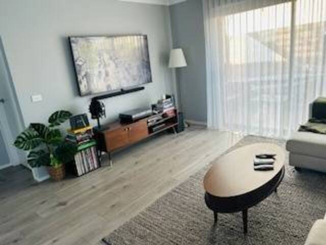 Private bedroom available in a clean and tidy house in Narre Warren South