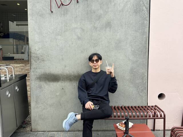 Hung is looking for a room in Sydney