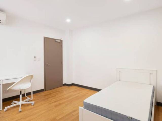 1 Bedroom with Common Kitchen and Bathroom Facilities. Would suit a University Student, Overseas Stu