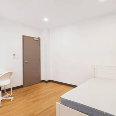 1 Bedroom with Common Kitchen and Bathroom Facilities. Would suit a University Student, Overseas Stu
