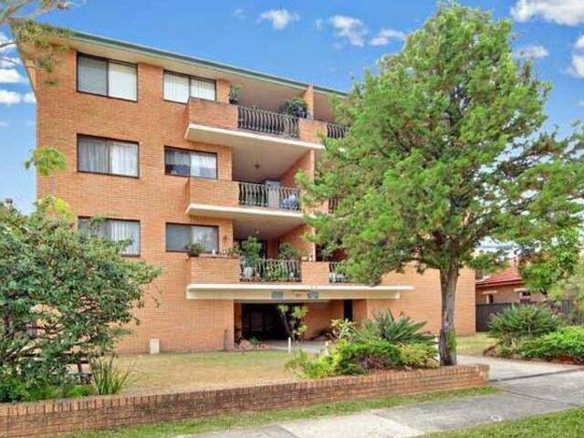 ** Sunny Room in Awesome Apartment, Next to the Beach, Bills Included **