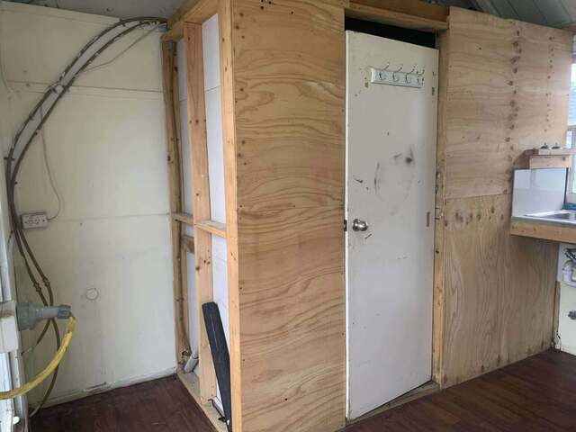 1 bedroom fully self-contained bungalow for rent across road from Laverton Station