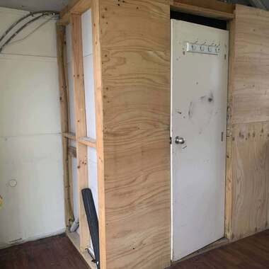 1 bedroom fully self-contained bungalow for rent across road from Laverton Station