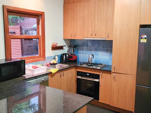 Bright room available in Brunswick townhouse – $350/week