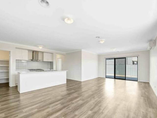 Rent room in Melton South