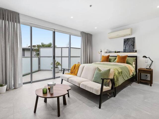 Beachside Studio with Huge Balcony – Walk to St Kilda Beach