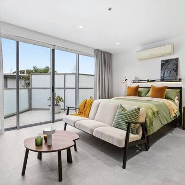 Beachside Studio with Huge Balcony – Walk to St Kilda Beach