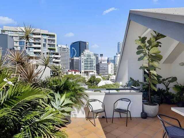 Bright Furnished penthouse Loft‑Style Apartment in Spring Hill