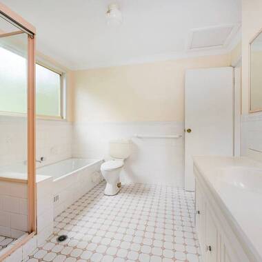 Room for Rent in Comfy Spacious Townhouse walk to Gosford Station