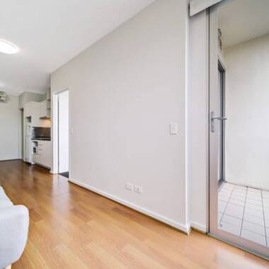 FULLY FURNISHED APARTMENT! CITY LIVING!