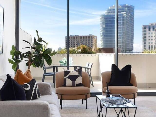 This beautifully presented north-easterly facing apartment delivers a tranquil atmosphere.