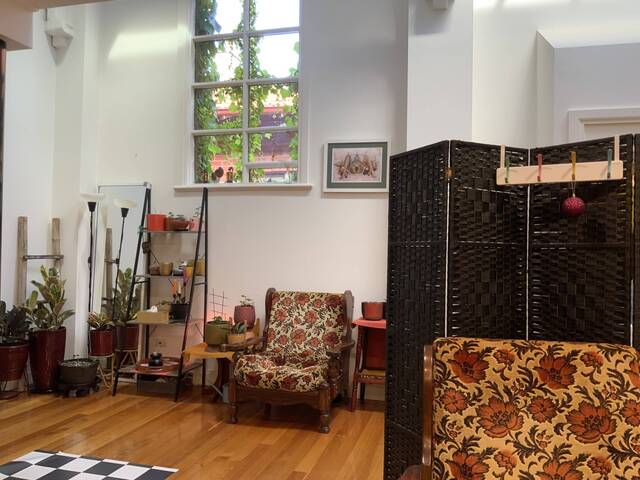 Angela is looking for a room in Collingwood