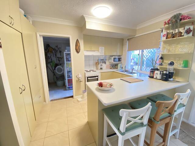 Elanora room near shops and transport