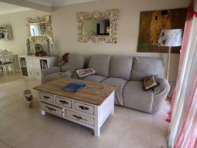 Elanora room near shops and transport