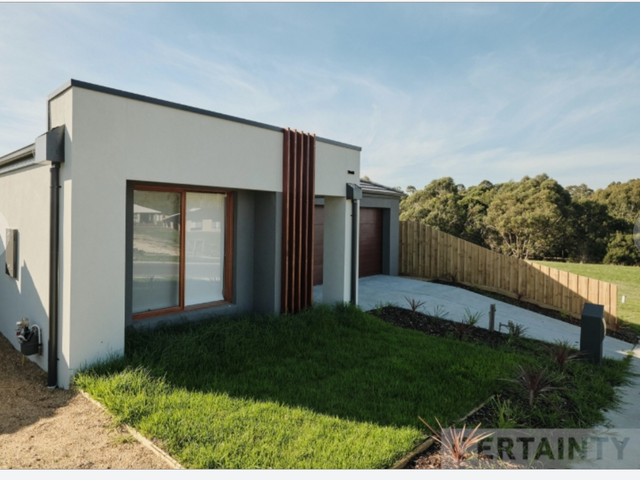 FURNISHED ENSUITE ROOM AVAILABLE – CHURCHILL VIC