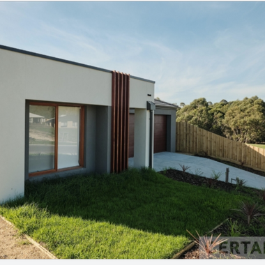 FURNISHED ENSUITE ROOM AVAILABLE – CHURCHILL VIC